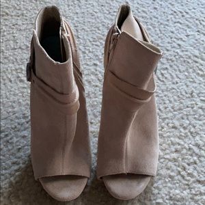 Miranda by miranda lambert cream booties size 7.
